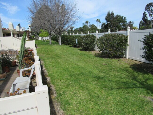 Foto del edificio - Spacious, light & bright 55+ condo