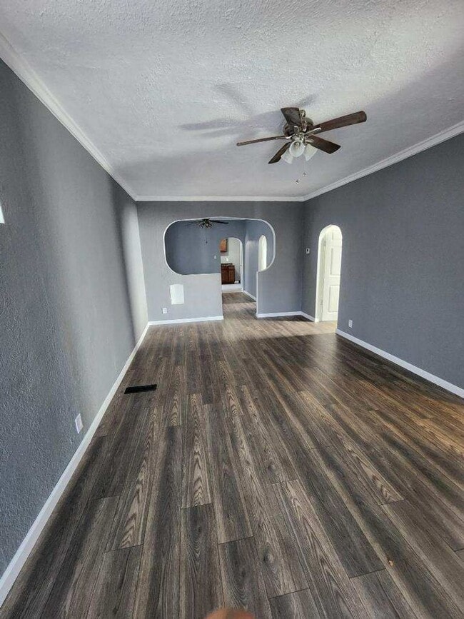 Building Photo - 3 Bed 1 Bath Home