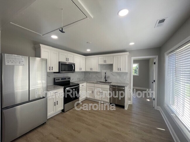 Building Photo - 209 N Davis Ave