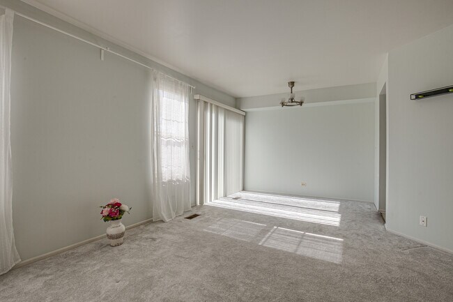 Foto del edificio - 1161 Russellwood Ct