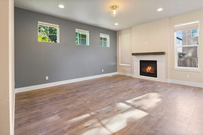 Building Photo - Stunning 3BD/3BATH Home in the Heart of Hi...