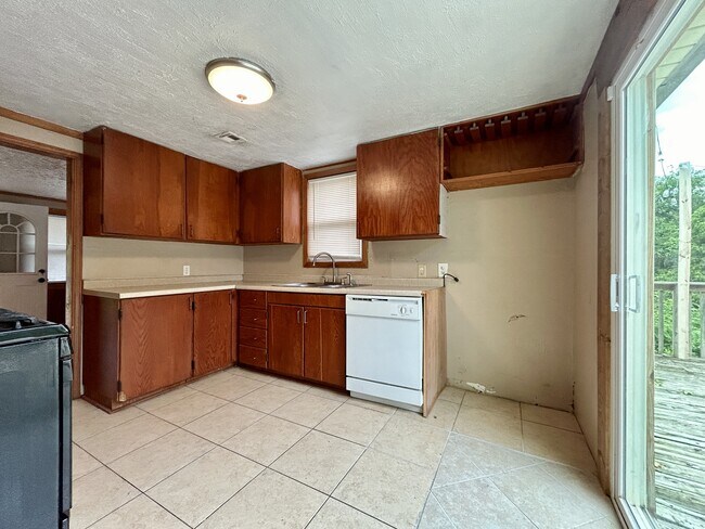 Building Photo - 408 E Poplar St