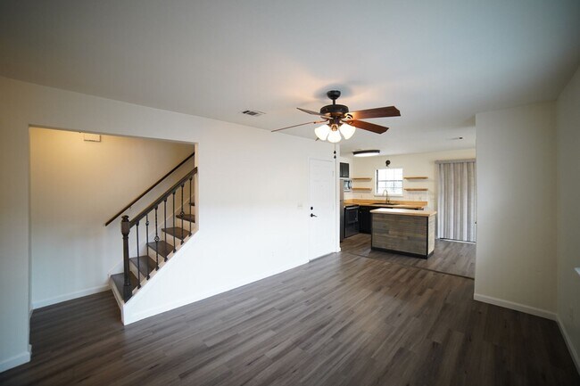 Foto del edificio - 3 Bed / 2 Bath NEXT to Doak!!
