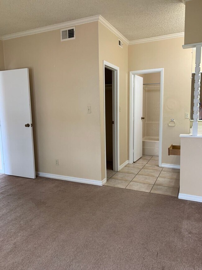 Foto del edificio - 1028 Mockingbird Ln