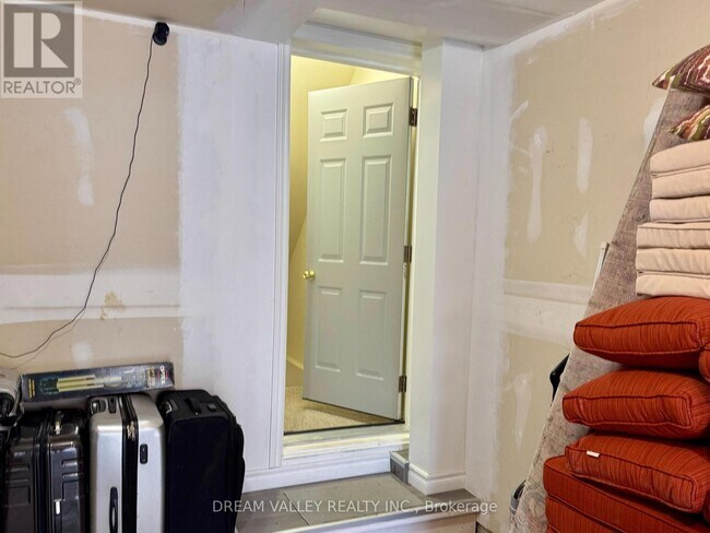 Photo du bâtiment - 99 Pilkington Dr