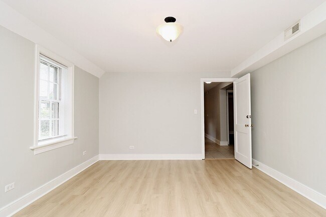 Foto del edificio - Spacious Fry's Spring Basement Apartment
