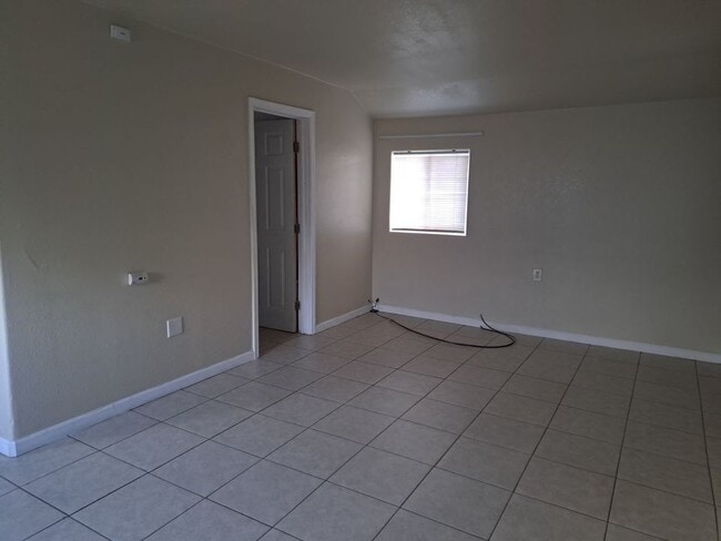 Building Photo - 805 Oildale Dr
