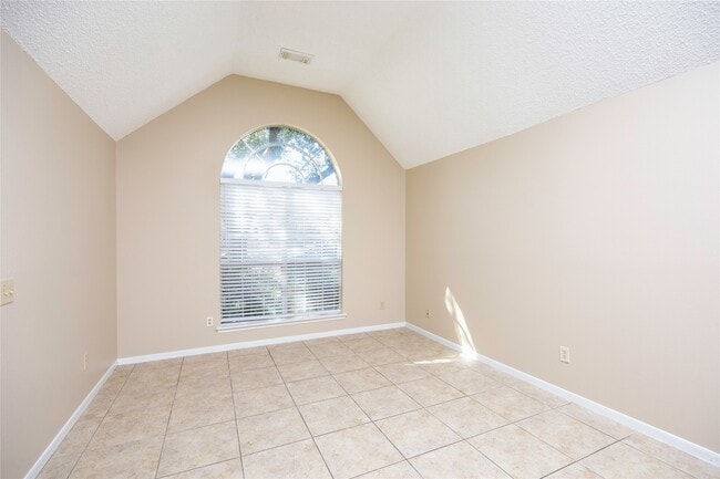 Building Photo - 811 Sierra Lake Dr