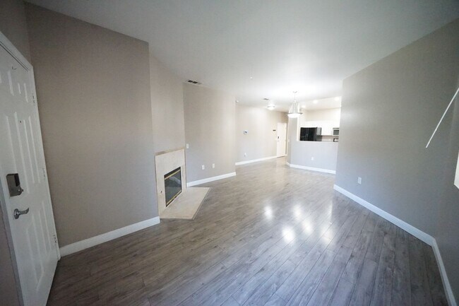 Foto del edificio - SHOWINGS AVAILABLE NOW