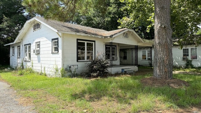 Building Photo - 613 Montgomery Ave