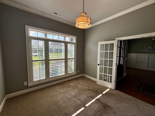 Building Photo - Spacious and luxurious with bonus room