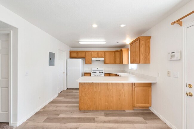 Building Photo - Peaceful Provo Row End Townhome