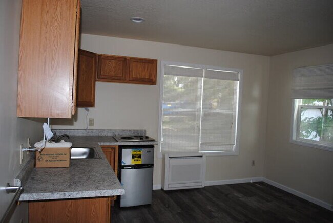 Building Photo - STUDIO/SEMI 1 BEDROOM - AVAILABLE AUGUST 2023!