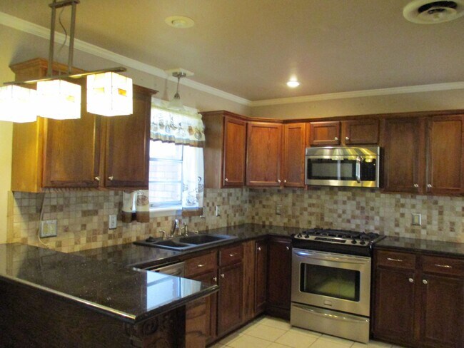 Building Photo - Charming Broadmoor Home