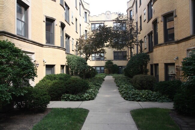 Building Photo - 4615 N Paulina St
