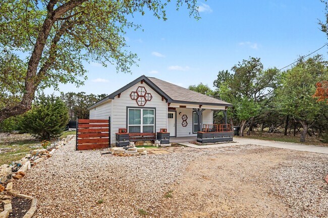 Foto del edificio - Modern 2 Bed Home on Acreage in Spring Branch | Private Setting + Updated Kitchen