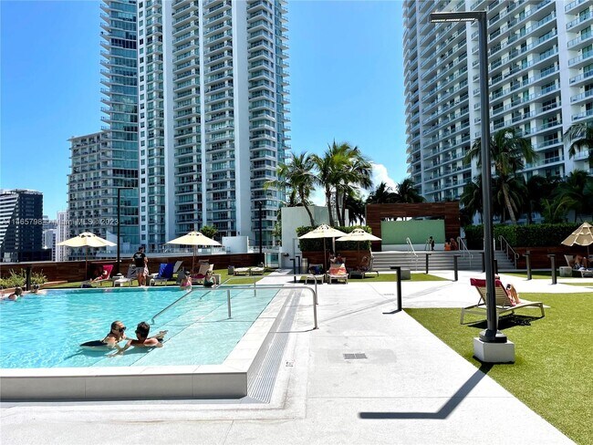 Foto del edificio - 350 S Miami Ave