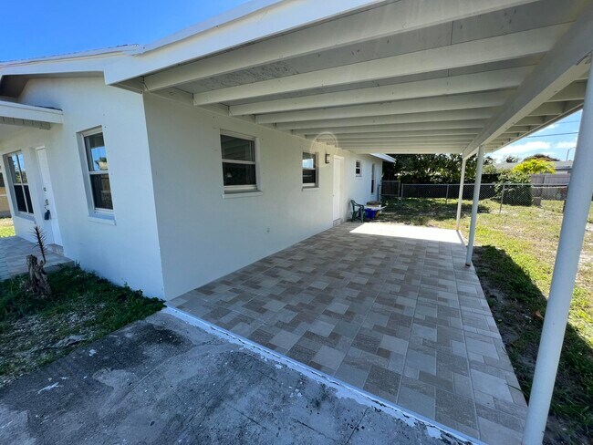 Building Photo - 728 El Vedado