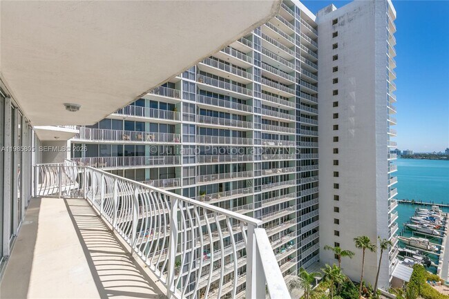 Foto del edificio - 7601 E Treasure Dr