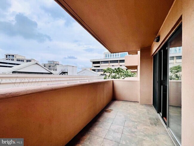 Foto del edificio - 1301 N Courthouse Rd