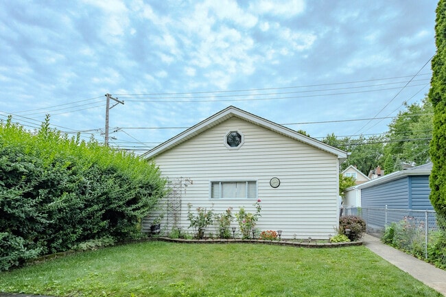 Building Photo - 5250 N Lieb Ave