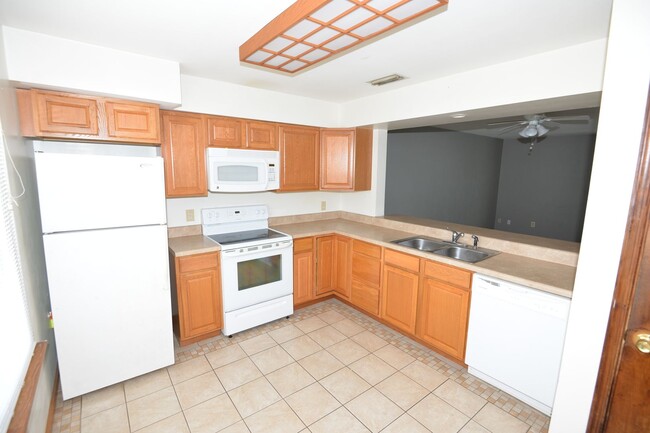 Building Photo - Updated 2 Bedroom Townhome in Salem Lakes