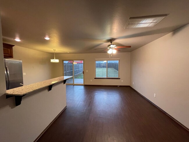 Building Photo - 3 bed room,  2.5 baths with a garage and i...