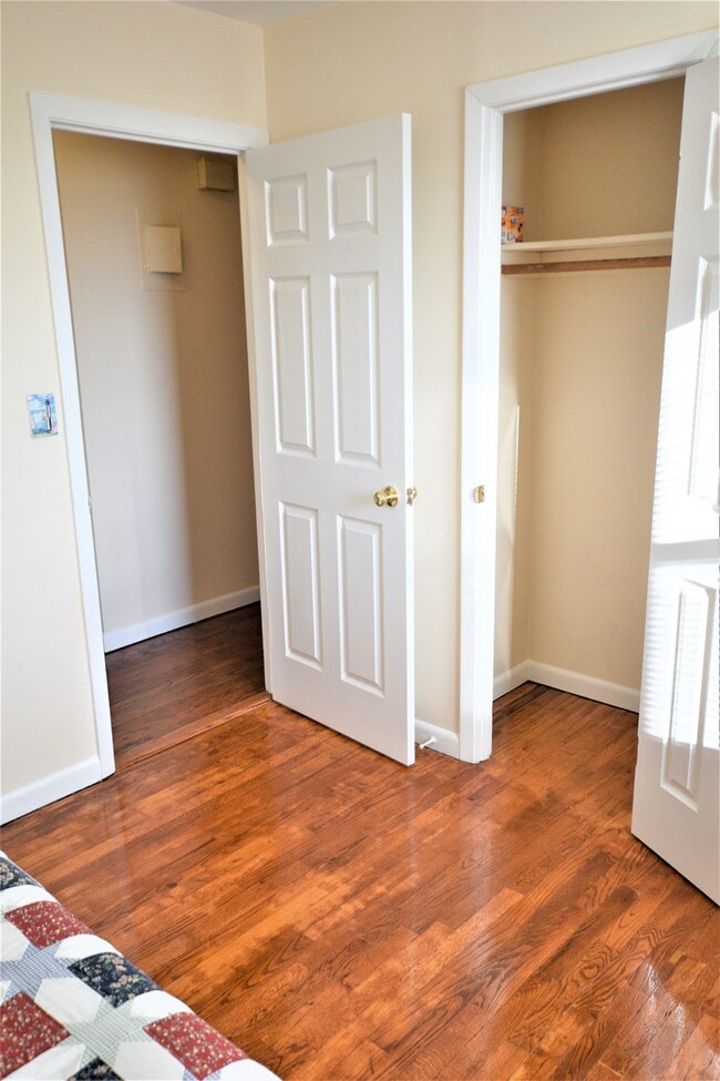 Building Photo - 42-65 65th Pl