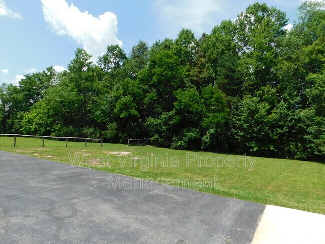 Foto del edificio - 581 Prosperity Rd
