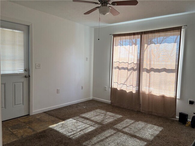 Foto del edificio - 10647 Pinewood Ave