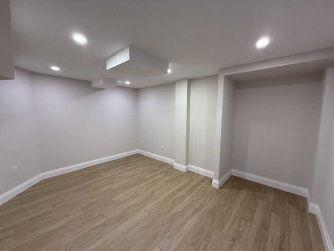 Building Photo - 2129 Nipigon Dr