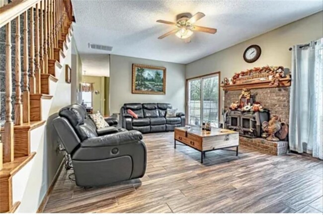 Building Photo - 1205 W Rolling Oaks Ln