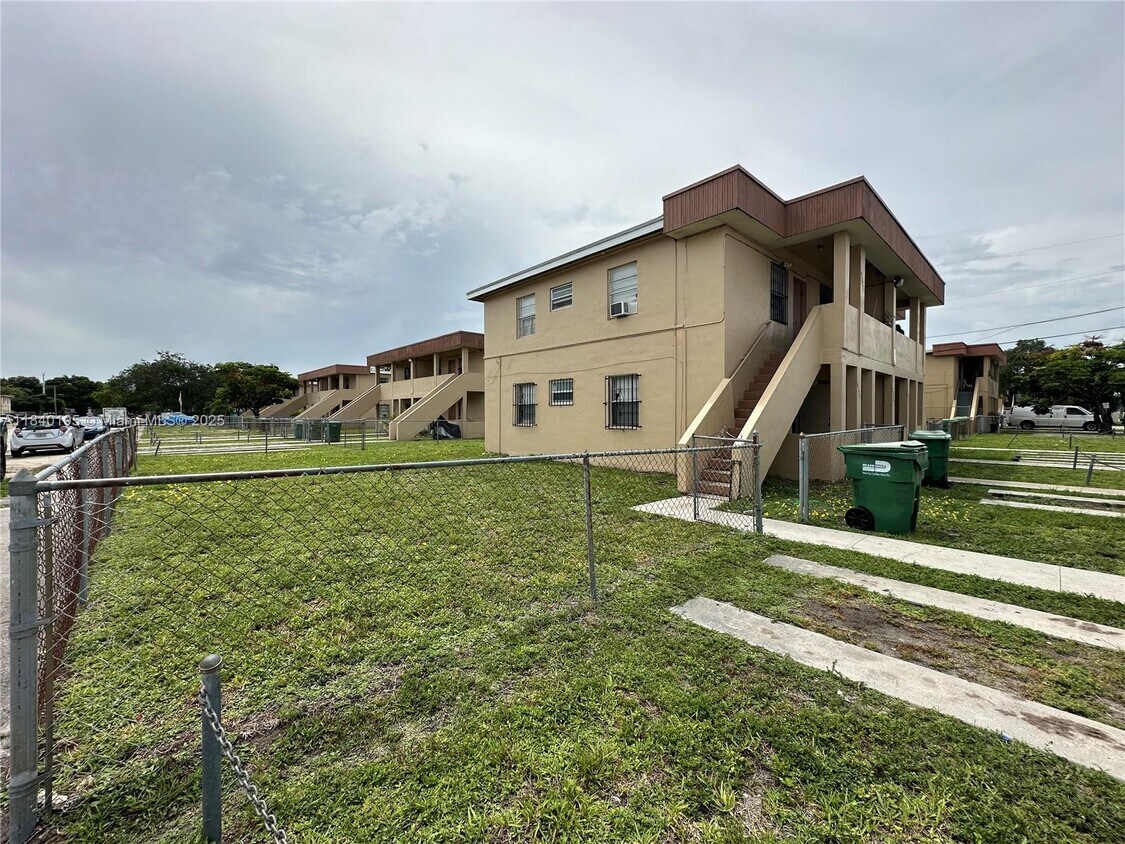 Primary Photo - 4725 NW 33rd Ave