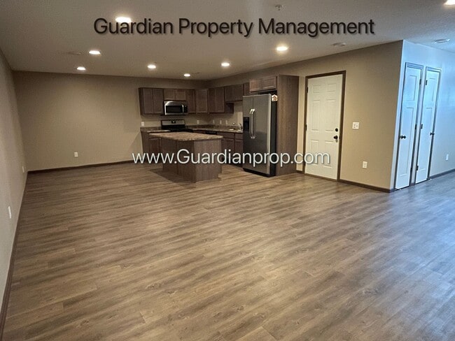 Building Photo - Lakeville, Middle Unit Town Home, 2.5 Bath...