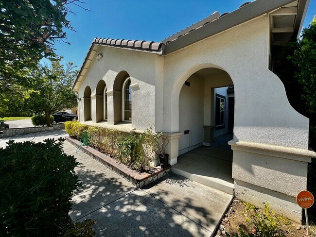 Building Photo - MOVE IN SPECIAL!! Beautiful 5 bedroom 3 ba...