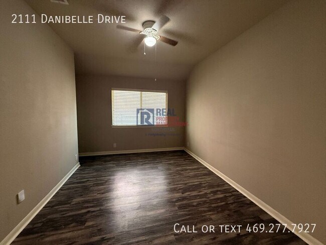 Foto del edificio - 2111 Danibelle Dr