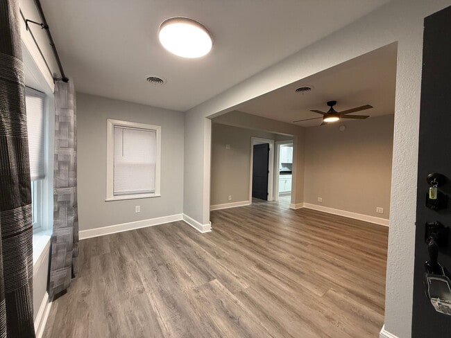 Foto del edificio - 313 E Bernard Ave