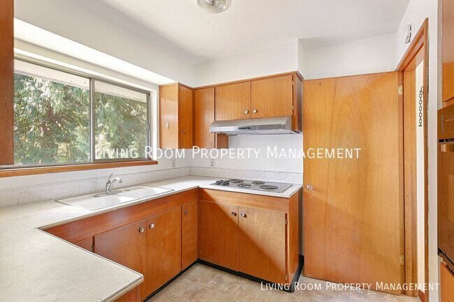 Building Photo - 3 Bedroom 2 bath Duplex with private lower...