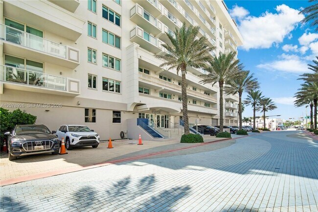 Foto del edificio - 9499 Collins Ave