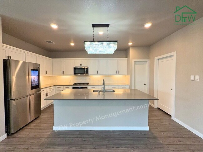 Building Photo - 4-Bedroom Home - Island Kitchen, 2-Car Garage, Washer & Dryer Included