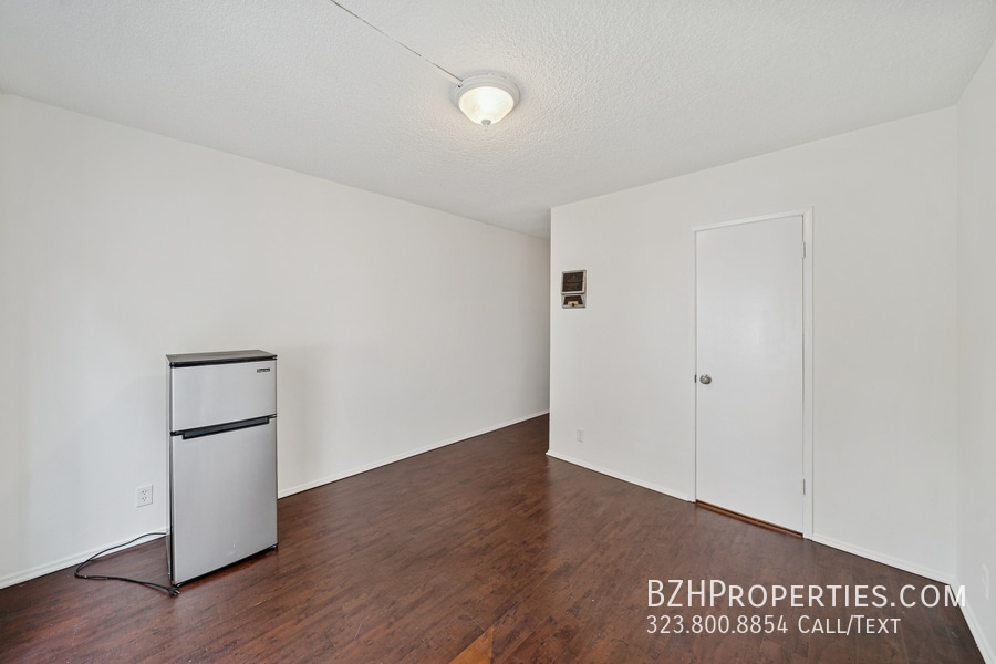 Primary Photo - 2038 S Holt Ave