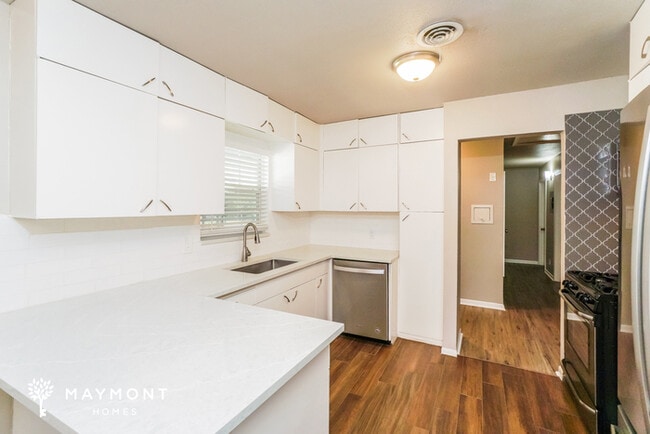 Building Photo - 906 Olney Dr