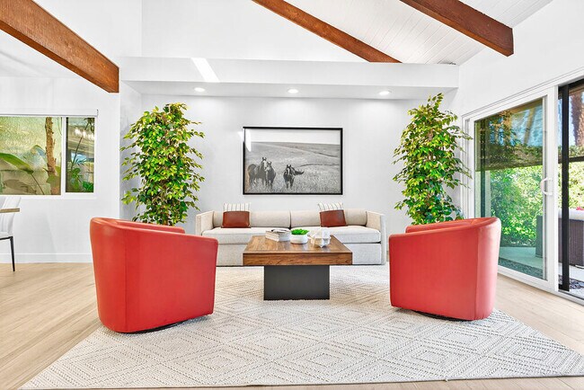 Building Photo - 352 Forest Hills Dr