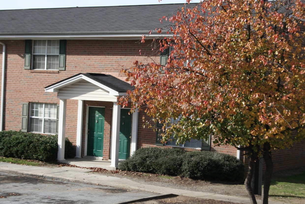 Primary Photo - Colonial Square