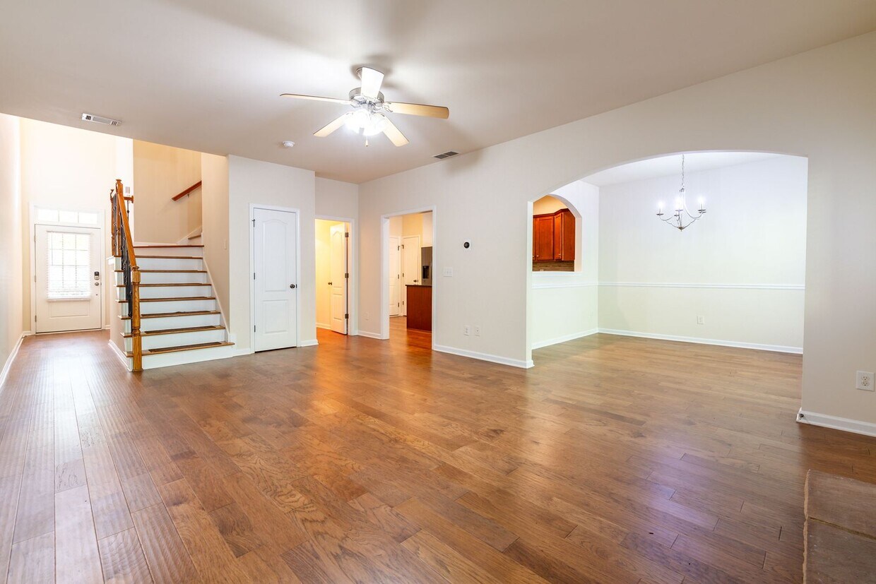 Foto principal - Gorgeous 3 bedroom/2.5 bath in Peachtree C...
