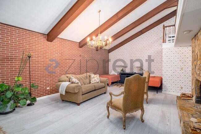 Foto del edificio - 615 Pinecrest Dr