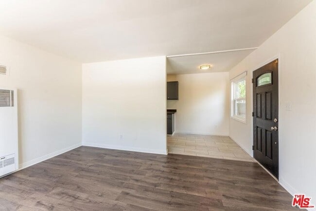 Foto del edificio - 10708 1/2 Moorpark Street Unit