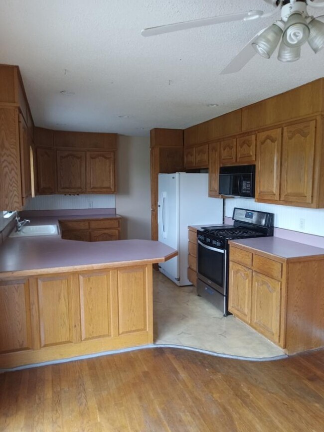 Kitchen - 3055 N Hico St