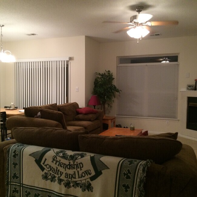 Foto del edificio - 2325 W Great Neck Rd