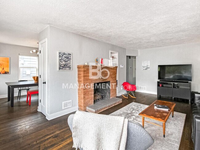 Building Photo - Light & Bright Modern Daylight Ranch Loade...